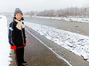 雪解けで増水している須川の様子