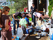 2012年9月：ビーワンボランティアたちがカケラを集めて洗っている