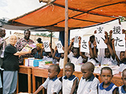 教科書・机・椅子など学用品の寄贈　ウガンダ