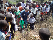 村の子ども達と植林　ウガンダ