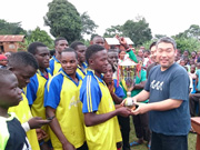 サッカーAAAカップの優勝カップ授与　ウガンダ