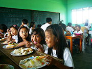 ピナツボ地区小学校での給食事業の様子