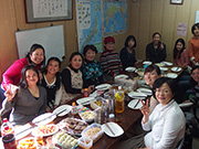 日本語教室（水・午前クラス）の持ち寄りパーティのようす。毎回、めずらしい各国料理が並びます。