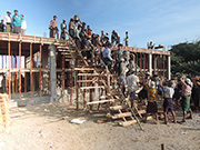 学校建設に参加する村人
