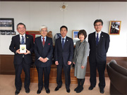 2017年３月、養老孟司先生と岡本代表は法務省を通じて、全国52カ所の少年院に、先生の著書『ばかなおとなにならない脳』を寄贈しました