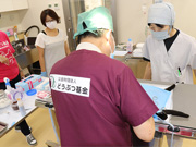 10月11日「三重県動物愛護推進センターあすまいる」の診療室で行政獣医さんに技術指導を行っている山口さん