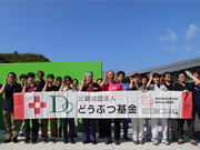 10月11日「三重県動物愛護推進センターあすまいる」の診療室で行政獣医さんに技術指導を行っている山口獣医師