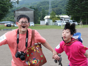 二日目に繰り広げられる運動会です。学校の運動会のように練習期間があるわけではないので、ぶっつけ本番の真剣勝負です。サポーターと一緒に一生懸命走っている様子がよく分かります。