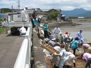 多々良海岸の清掃活動（毎年6月下旬に開催、2tトラック×2台分以上のゴミを搬出）