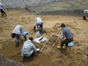多々良海岸の清掃活動（砂の中の細かなゴミ　木切れを回収）