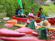 時にはカヌーに乗って、川に流れるごみだって拾います！