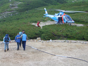 ヘリコプターで搬送するため患者を移動させています
