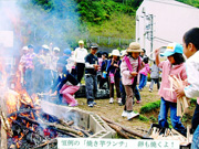 遊び疲れて最後は「紙芝居」お兄ちゃんが読んでるよ