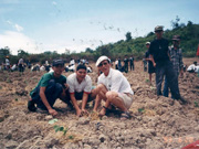 タイの現地人と一緒に植林：1993年　ミャンマー国境に近いラチャブリ県スアンプン：子供たちと