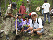 タイ人と一緒に植林：笑顔が美しい：2011年