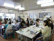 日本語教室には大勢の人が勉強に来ます