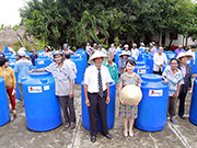 水タンクを現在までに１００世帯に貧困世帯に寄付する