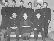 創設者岡谷惣助会長と真照学舎生　1957年1月2日　岡谷会長宅