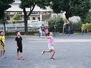 宿題が終わると外で遊んだり音楽やったり