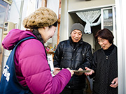 新聞配布の様子