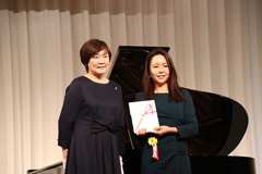 奨励賞の授与(平成23年度受賞者 認定NPO法人 3keys)